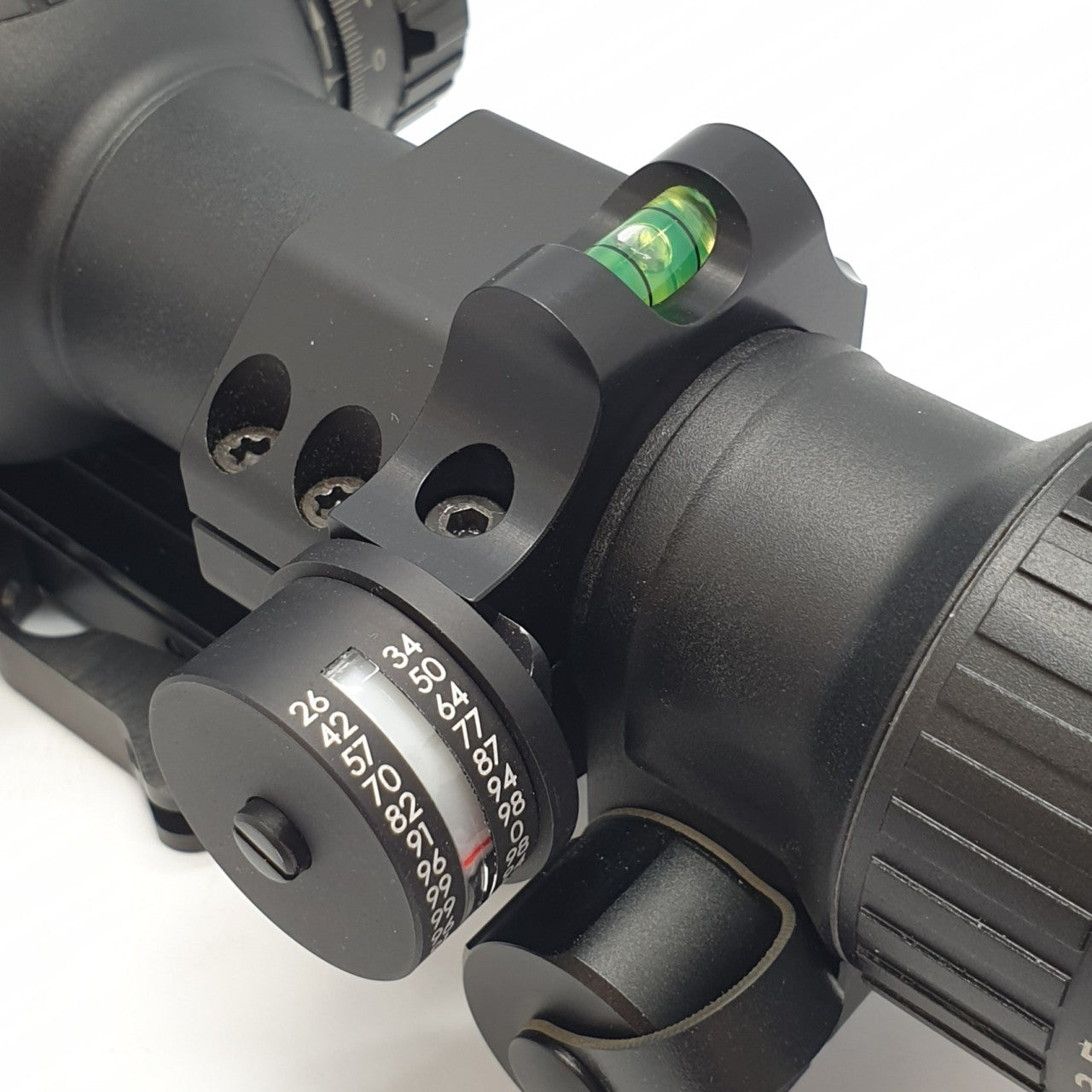 Shot angle compensator with ring and bubble level