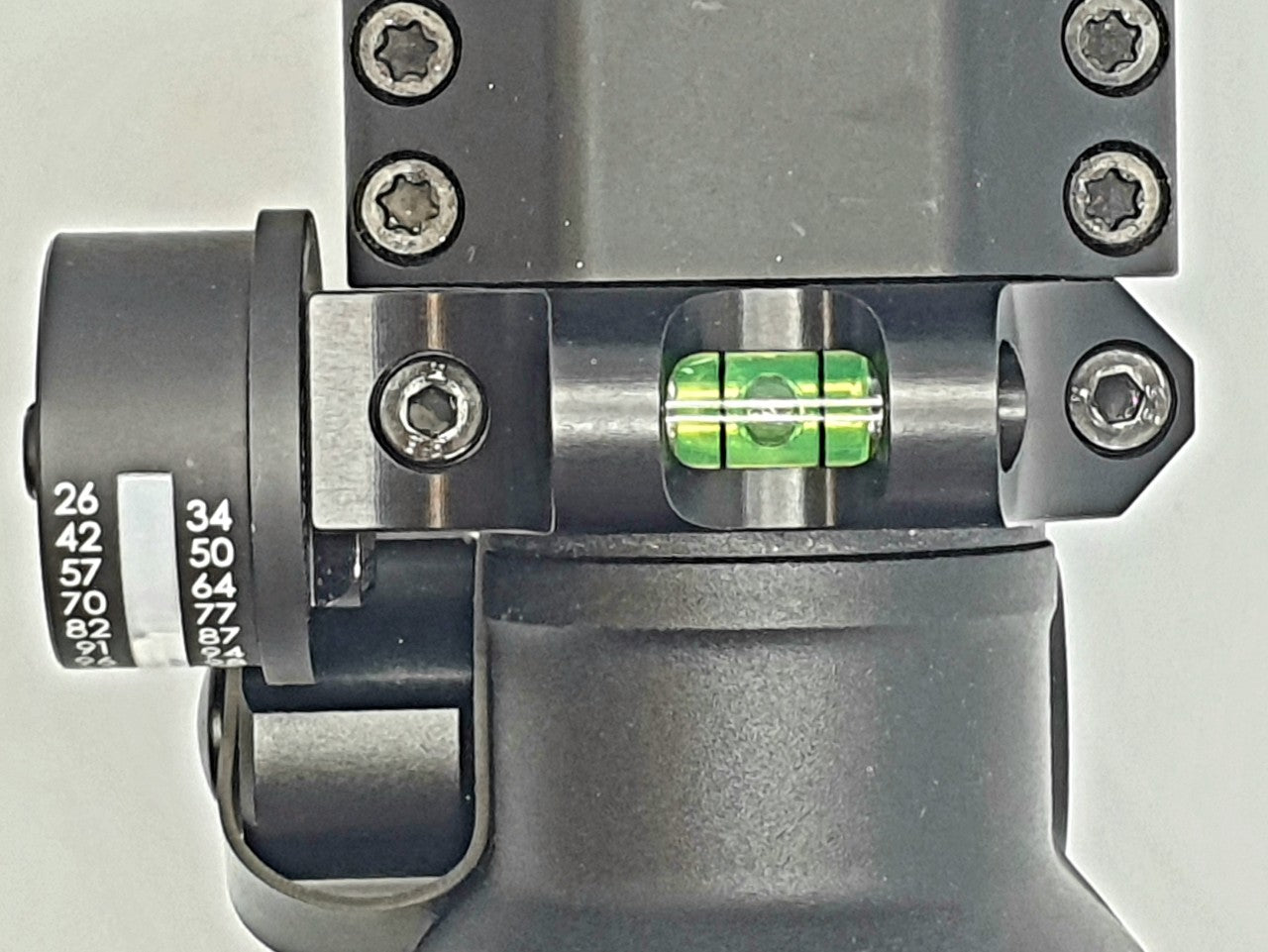Shot angle compensator with ring and bubble level